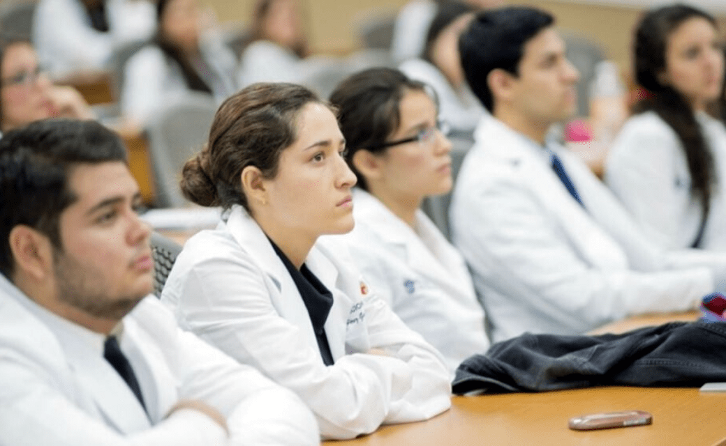 Estudia medicina en universidad de la Salud