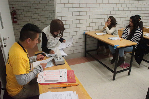 Deberás presentar un certificado de estudios y ficha de pago