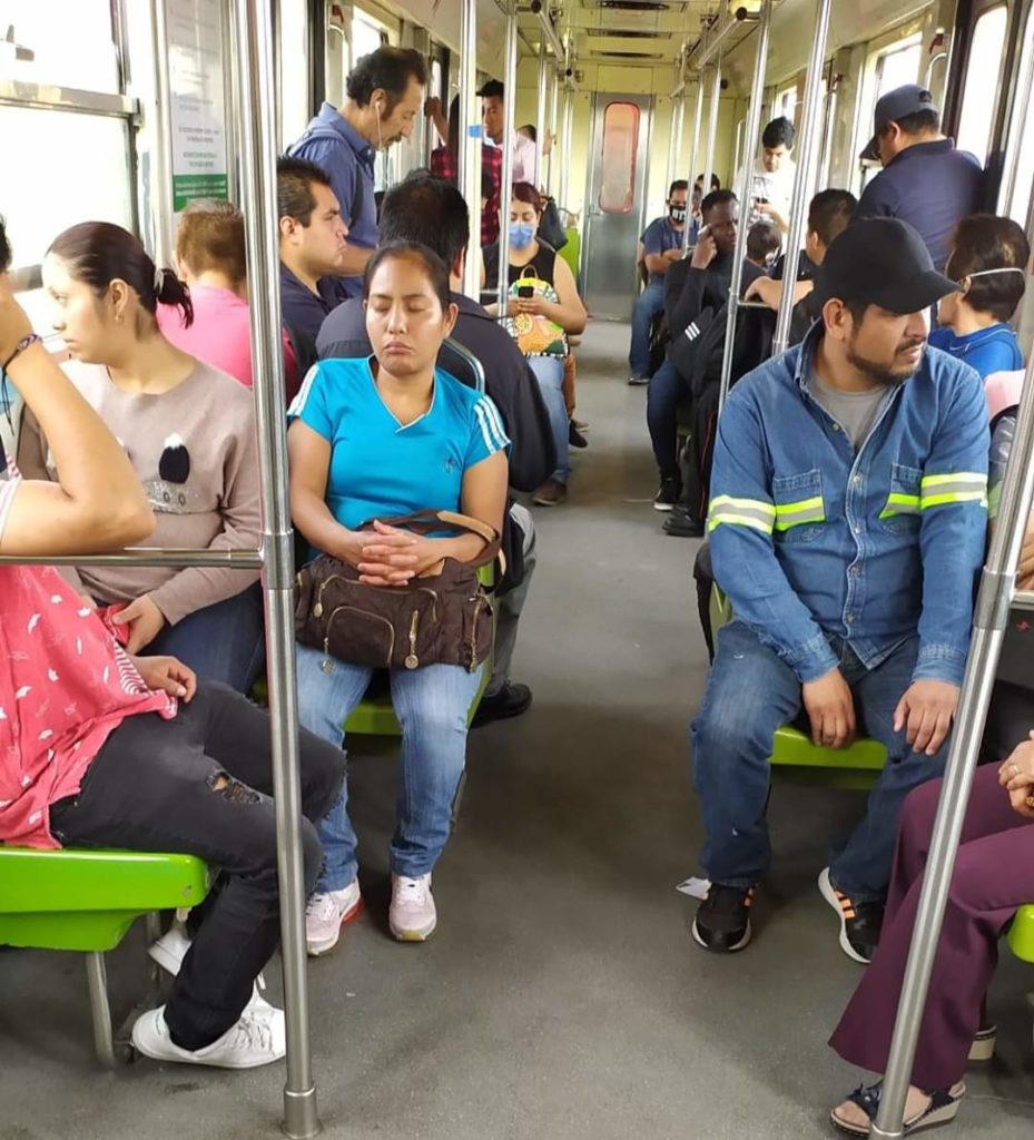Pocos usuarios usan cubrebocas al interior de un vagón de la Línea A