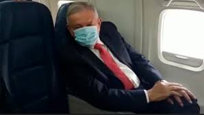 AMLO usa cubrebocas solo en el aeropuerto
