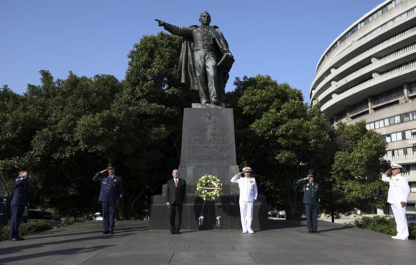 AMLO rindió homenaje al monumento de Benito Juárez en EU 