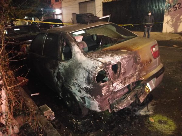 Uno de los autos afectados en el accidente de Eje Central Lázaro Cárdenas