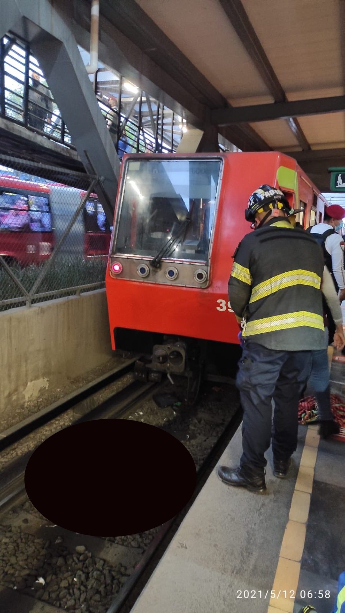 Hombre se avienta a las vías del Metro Coyuya y fallece