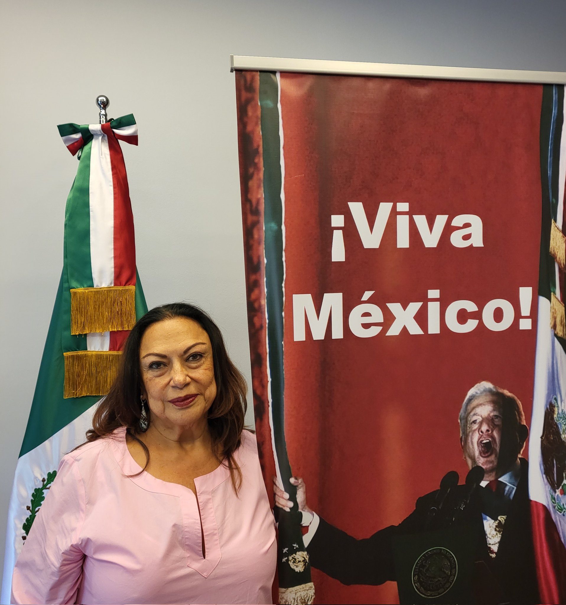 A través de sus redes sociales, Isabel Arvide mostró su apoyo para dar el Grito de Independencia como lo hace cada gobernador en su estado pero ella en el consulado | Foto: Twitter Isabel Arvide