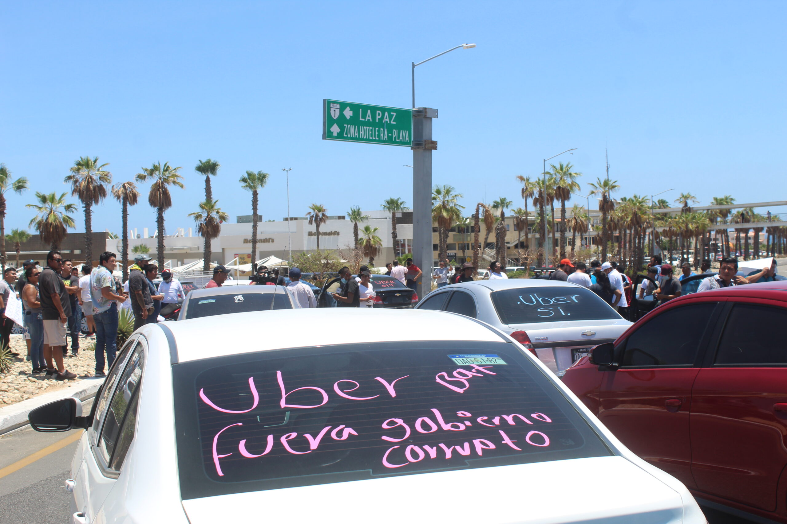 Choferes de Uber bloqueando la glorieta de Fonatur a la salida de San José del Cabo  