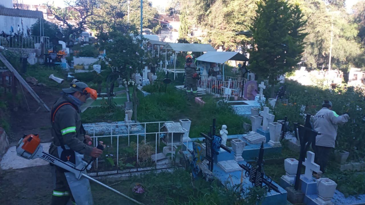 Inician los preparativos en los panteones de la CDMX para los festejos del Día de Muertos | Foto: Alcaldía Álvaro Obregón 