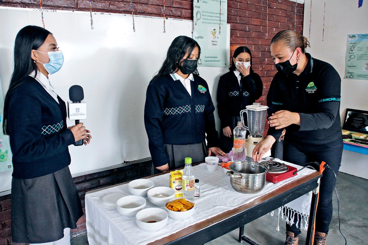 Los alumnos de Edomex usan las cáscaras y residuos del mango como ingrediente principal para elaborar los platos desechables | Foto: Gobierno Edomex 