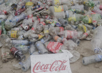 Por cuarto año consecutivo, Coca-Cola es el contaminante más grande mundo, señala ONG. Foto: Greenpece