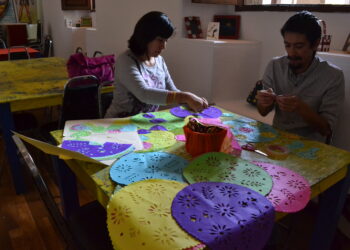 En algunas regiones cada color del papel picado tiene un significado y por eso se elige cuidadosamente para colocarlo en la ofrenda | Foto: Gobierno de Jalisco