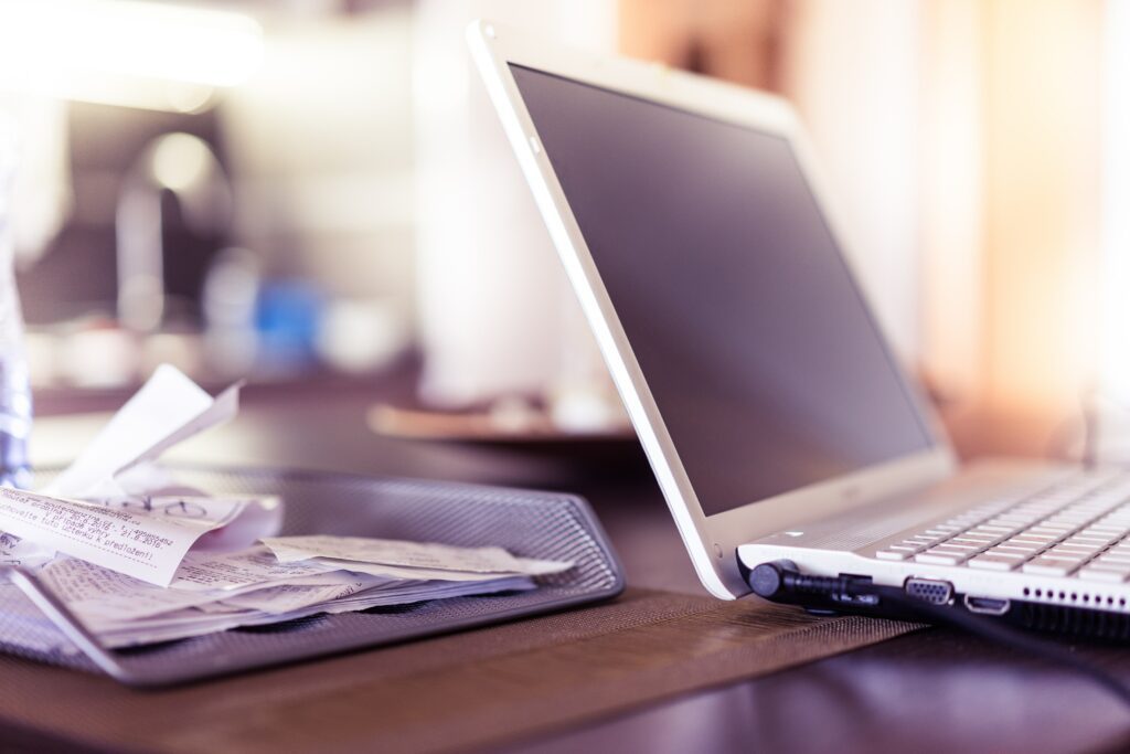 Cuando te dan facturas, debes recibir por correo electrónico o en formato físico, dos archivos | Foto: Pexels