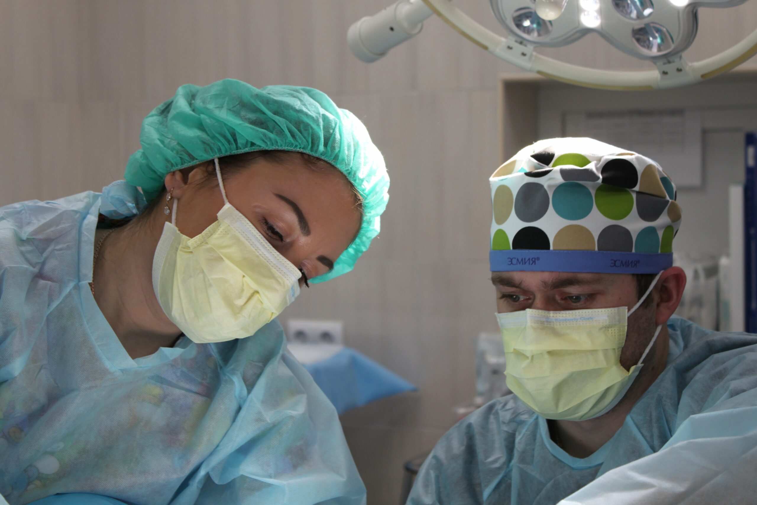 Se recomienda que médicos y personal de salud sigan usando cubrebocas durante su jornada laboral | Foto: Pexels 