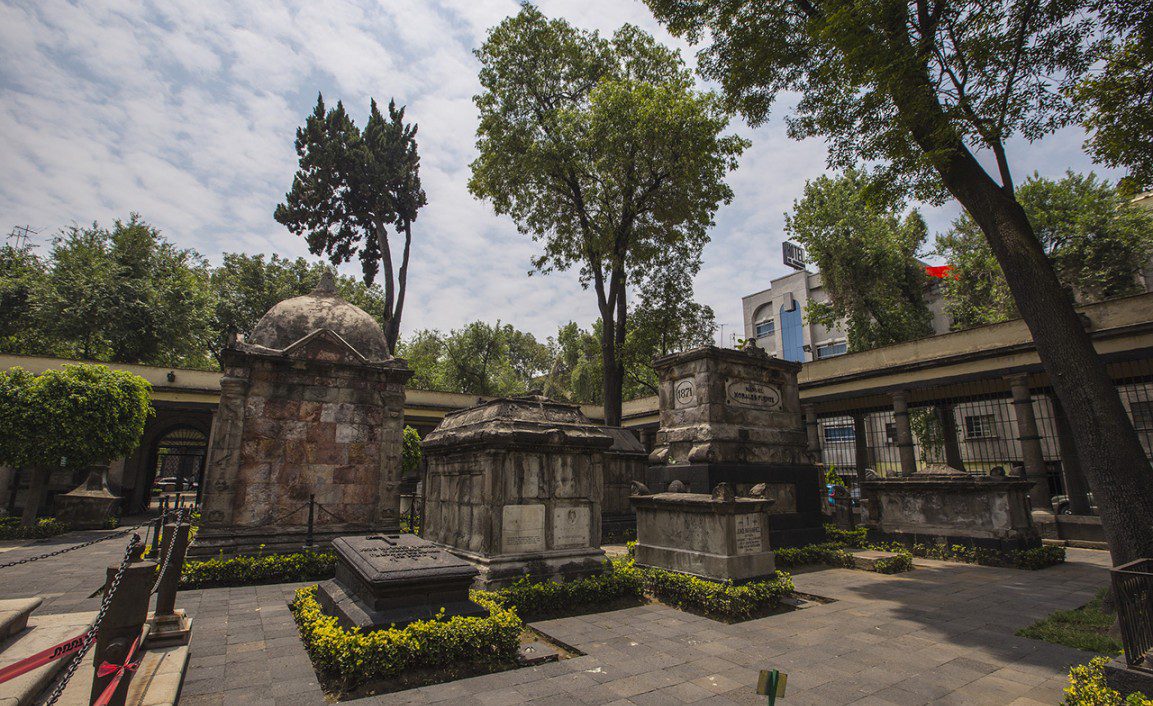 Algunas personas también visitan las tumbas de personajes famosos | Foto: CDMX