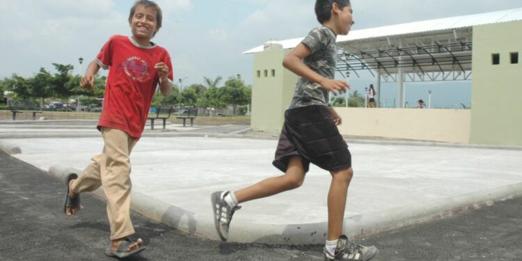 Los niños y niñas recibirán zapatos deportivos gratis en la alcaldía Tlalpan | Foto: Gobierno de México