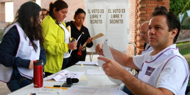 Durante todo el año organiza procesos electorales o establece estándares para llevarlos a cabo | Foto: Capital 21 CDMX
