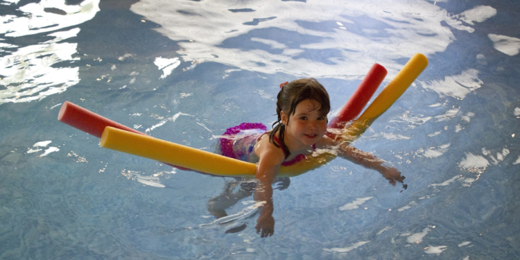 Los centros DIF ofrecen cursos de natación gratis pero si ya no hay cupo, puedes buscar otros sitios y deportivos | Foto: Pixabay