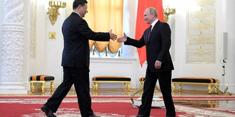 La asociación «sin límites» de Xi con Putin se está convirtiendo rápidamente en un lastre militar para China. Foto: Wikimedia.