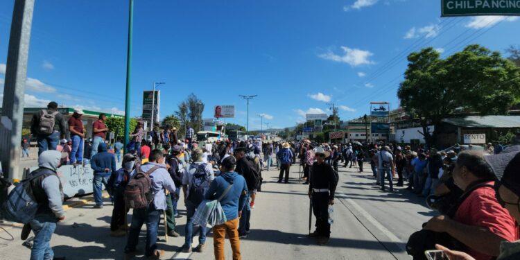 Pobladores de los municipios de Chilpancingo cierran la Autopista del Sol.
Imagen: En Serio Noticias Guerrero.