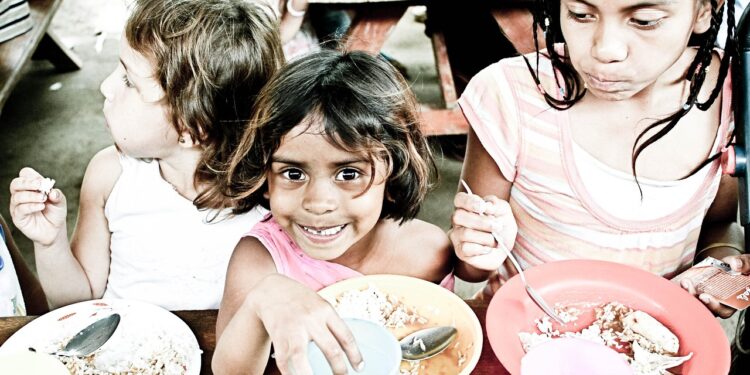 Para mejorar los resultados de aprendizaje hay que entender mejor las  realidades de la vida escolar  de los niños pobres, que igual que todos, tanto más aprenderán cuando no padezcan hambre, enfermedad y violencia. Foto: Pixabay.