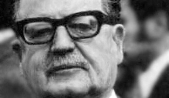 En las primeras horas del día del golpe, Allende se enteró por un ayudante de que la marina había tomado el control de los principales puertos de Chile. Foto: Wikimedia.