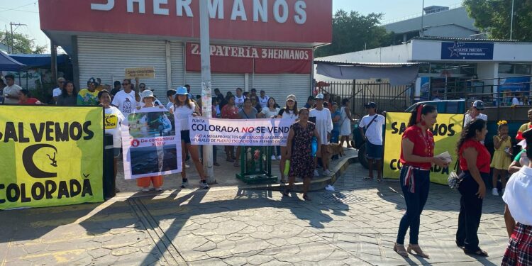 Ciudadanos salen a las calles para expresar su rechazo hacia proyectos que exploten las reservas naturales de Puerto Escondido.
Imagen: Salvemos Colorada.