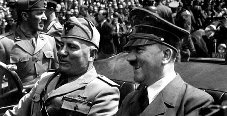 Inspirado por Benito Mussolini, que había sido nombrado primer ministro de Italia tras la “Marcha sobre Roma” de los fascistas italianos en octubre de 1922, el golpe de Estado nazi había comenzado la noche anterior. Aproximadamente a las 8 de la tarde del 8 de noviembre, Hitler y sus partidarios armados irrumpieron en un mitin político en una gran cervecería de Múnich. Foto: Wikimedia.