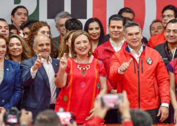Xóchitl portada Una vida criticando al PRI, pero hoy abraza los colores del partido
